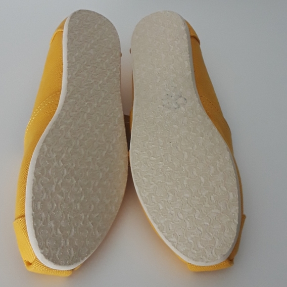 Toms yellow/gold new w/out box classic Venice 6.5 - Picture 4 of 5